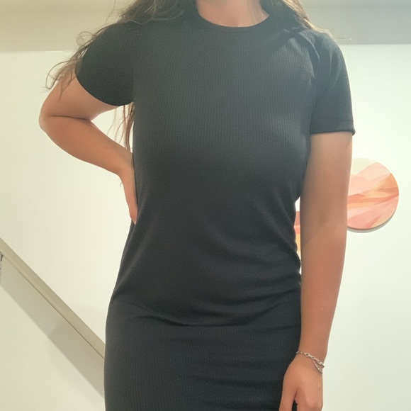 Knee length body con rubbed black short sleeve dress - Picture 2 of 5